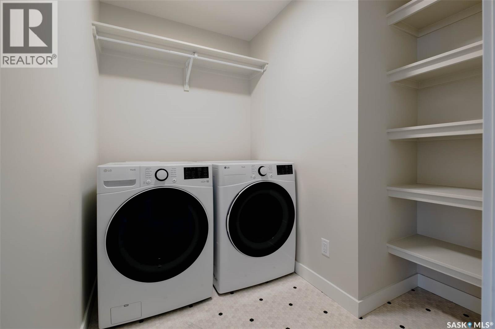 2808 Fleury Street, Regina, SK - Indoor Photo Showing Laundry Room