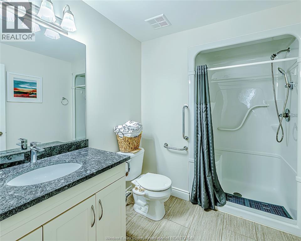 2554 Olive, Windsor, ON - Indoor Photo Showing Bathroom