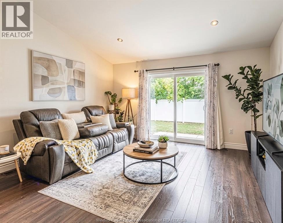 2554 Olive, Windsor, ON - Indoor Photo Showing Living Room