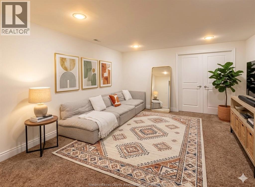 2554 Olive, Windsor, ON - Indoor Photo Showing Living Room