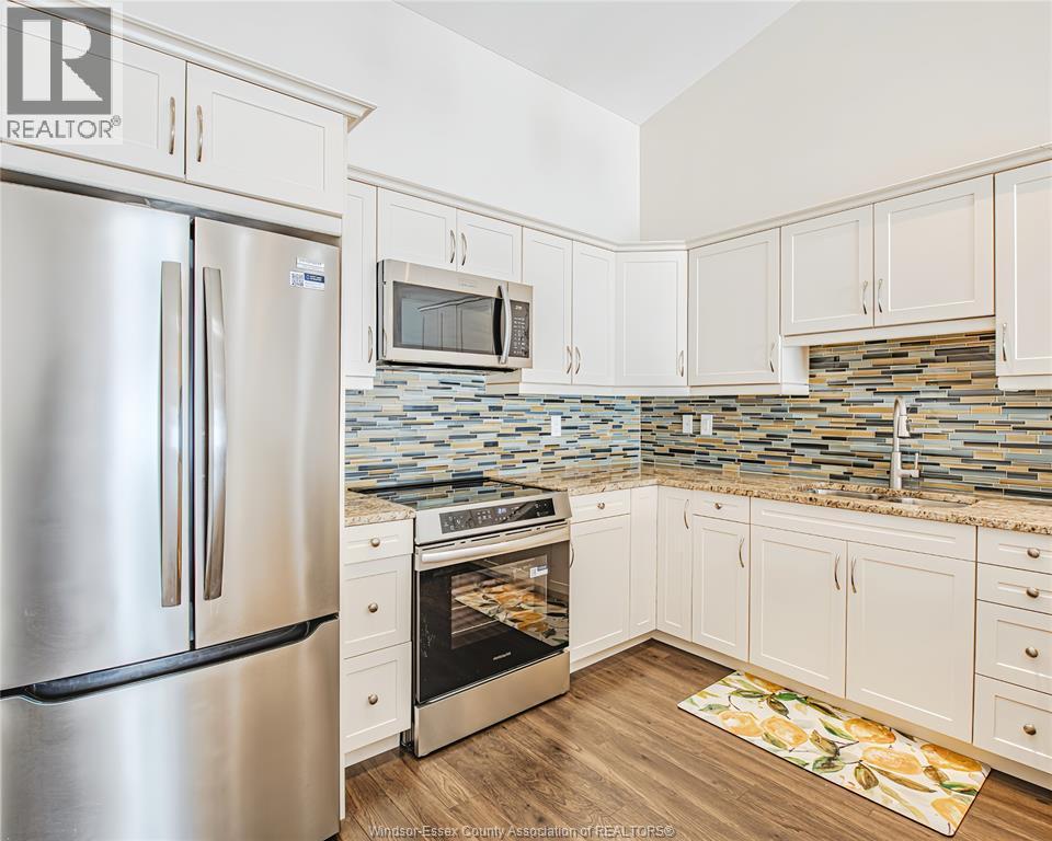 2554 Olive, Windsor, ON - Indoor Photo Showing Kitchen With Double Sink With Upgraded Kitchen