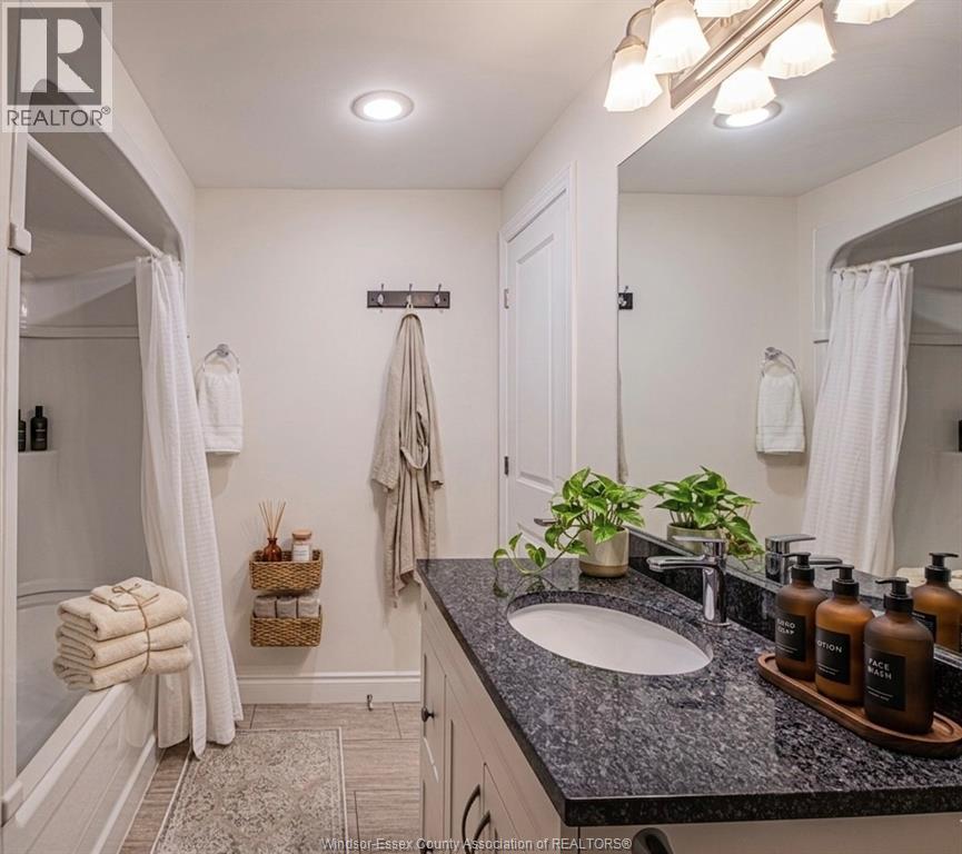 2554 Olive, Windsor, ON - Indoor Photo Showing Bathroom