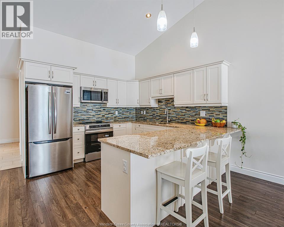 2554 Olive, Windsor, ON - Indoor Photo Showing Kitchen With Upgraded Kitchen