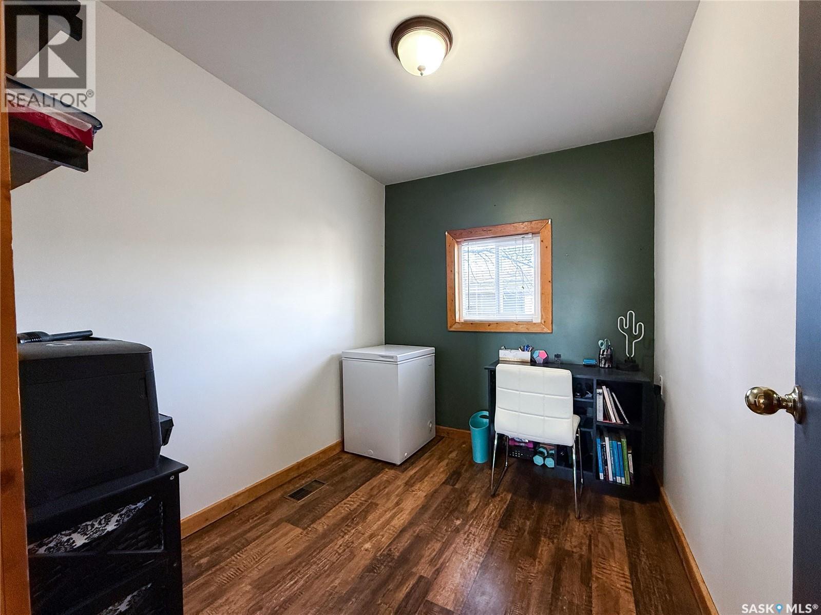 103 1St Street E, Frontier, SK - Indoor