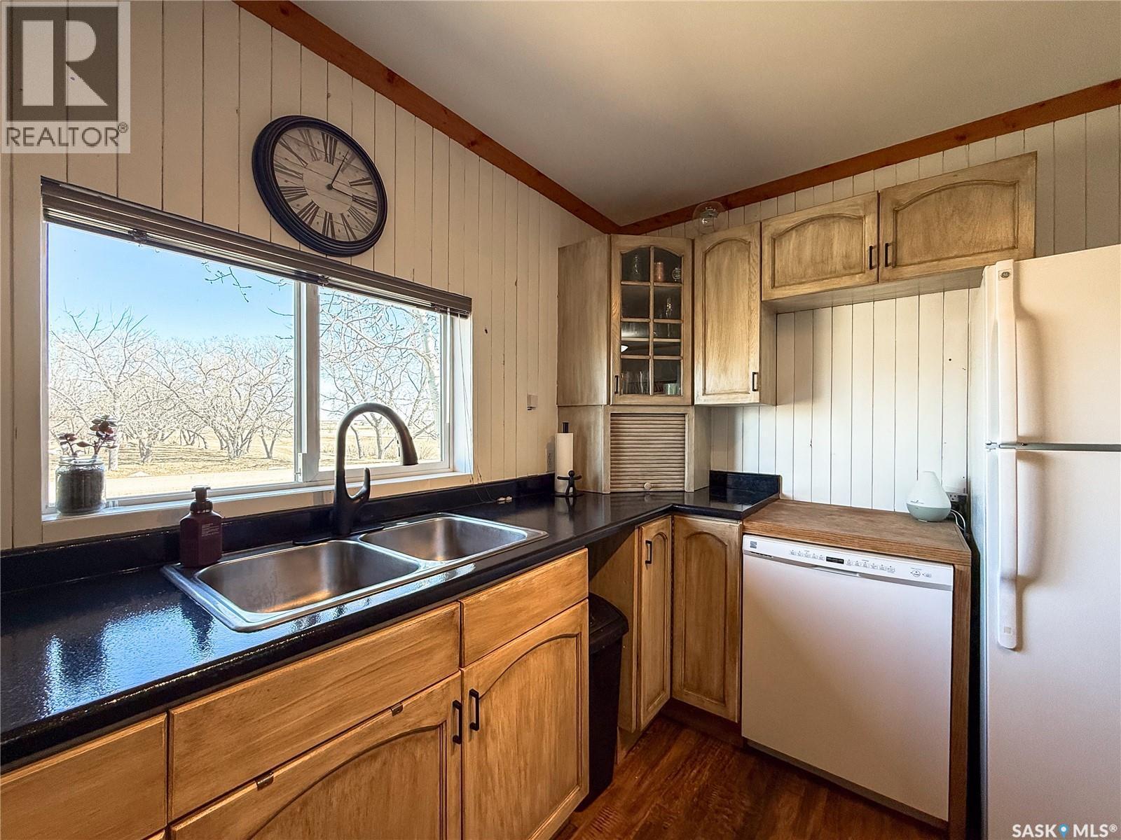 103 1St Street E, Frontier, SK - Indoor Photo Showing Kitchen With Double Sink