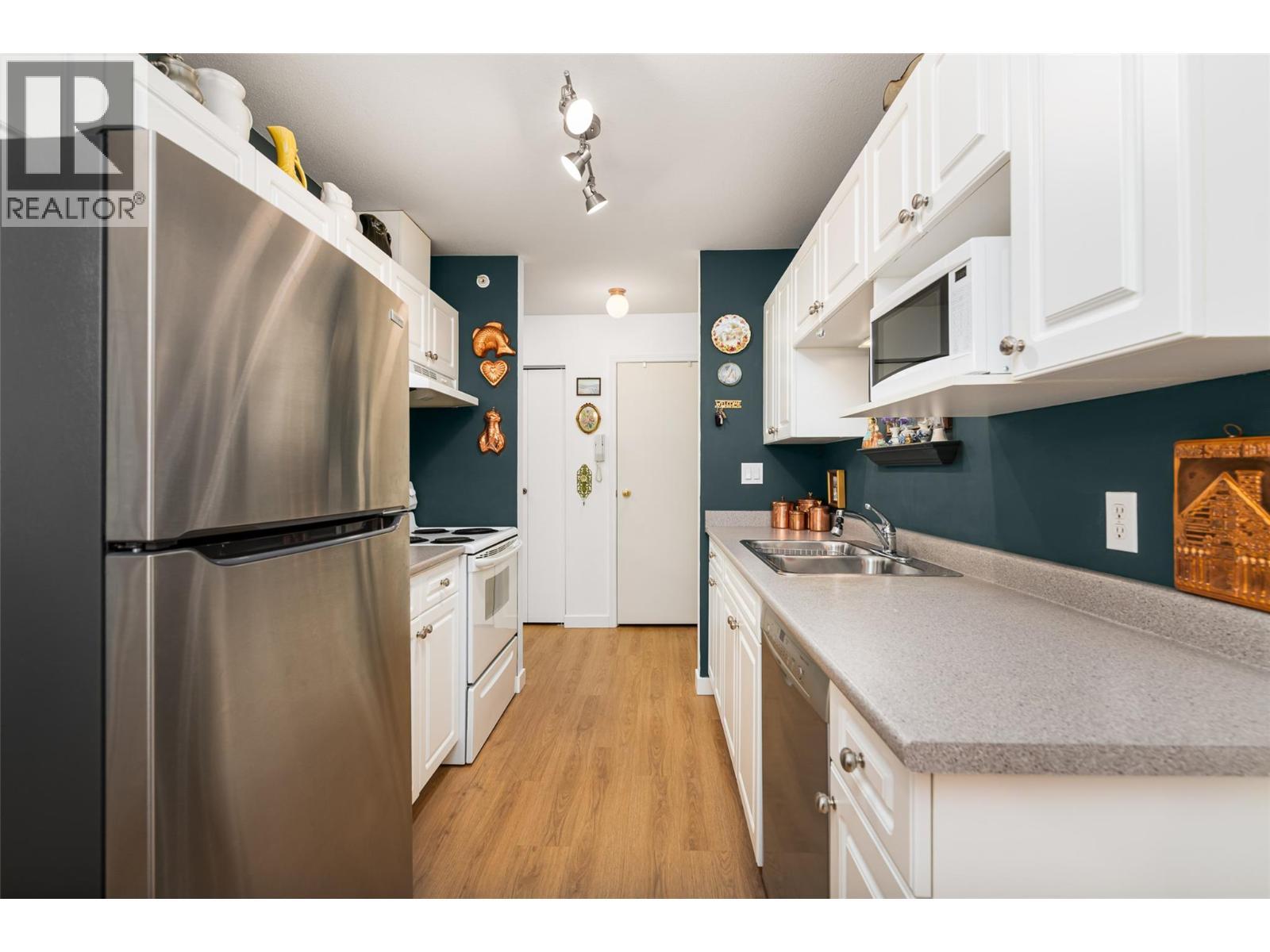 914 Vancouver Street Unit# 403, Creston, BC - Indoor Photo Showing Kitchen With Double Sink