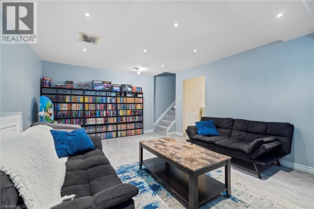 8 Gerrick Court, Hamilton, ON - Indoor Photo Showing Living Room