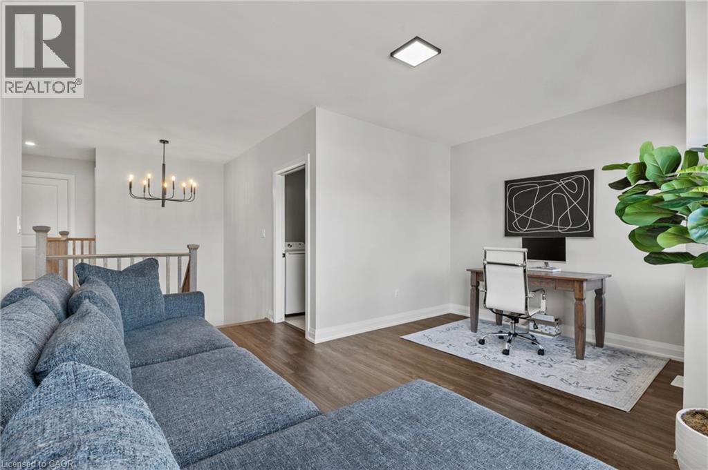236 Walker Road, Pelham, ON - Indoor Photo Showing Living Room