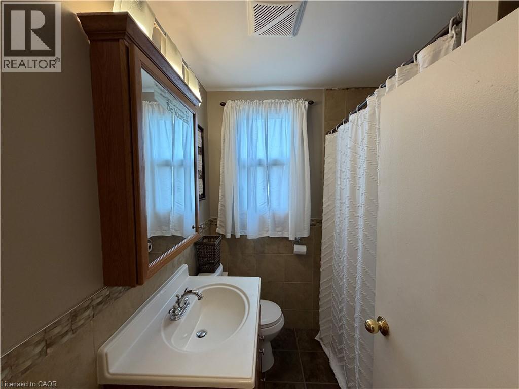 628 Dunn Avenue, Hamilton, ON - Indoor Photo Showing Bathroom