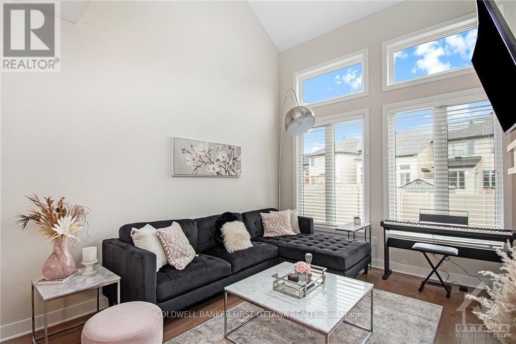 427 Rainrock Crescent, Ottawa, ON - Indoor Photo Showing Living Room