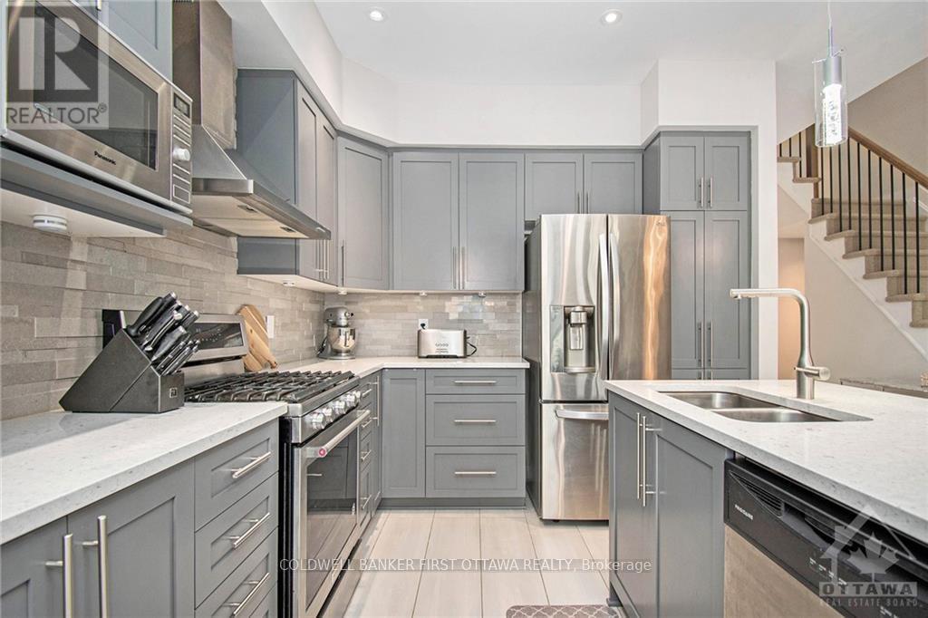 427 Rainrock Crescent, Ottawa, ON - Indoor Photo Showing Kitchen With Stainless Steel Kitchen With Double Sink With Upgraded Kitchen