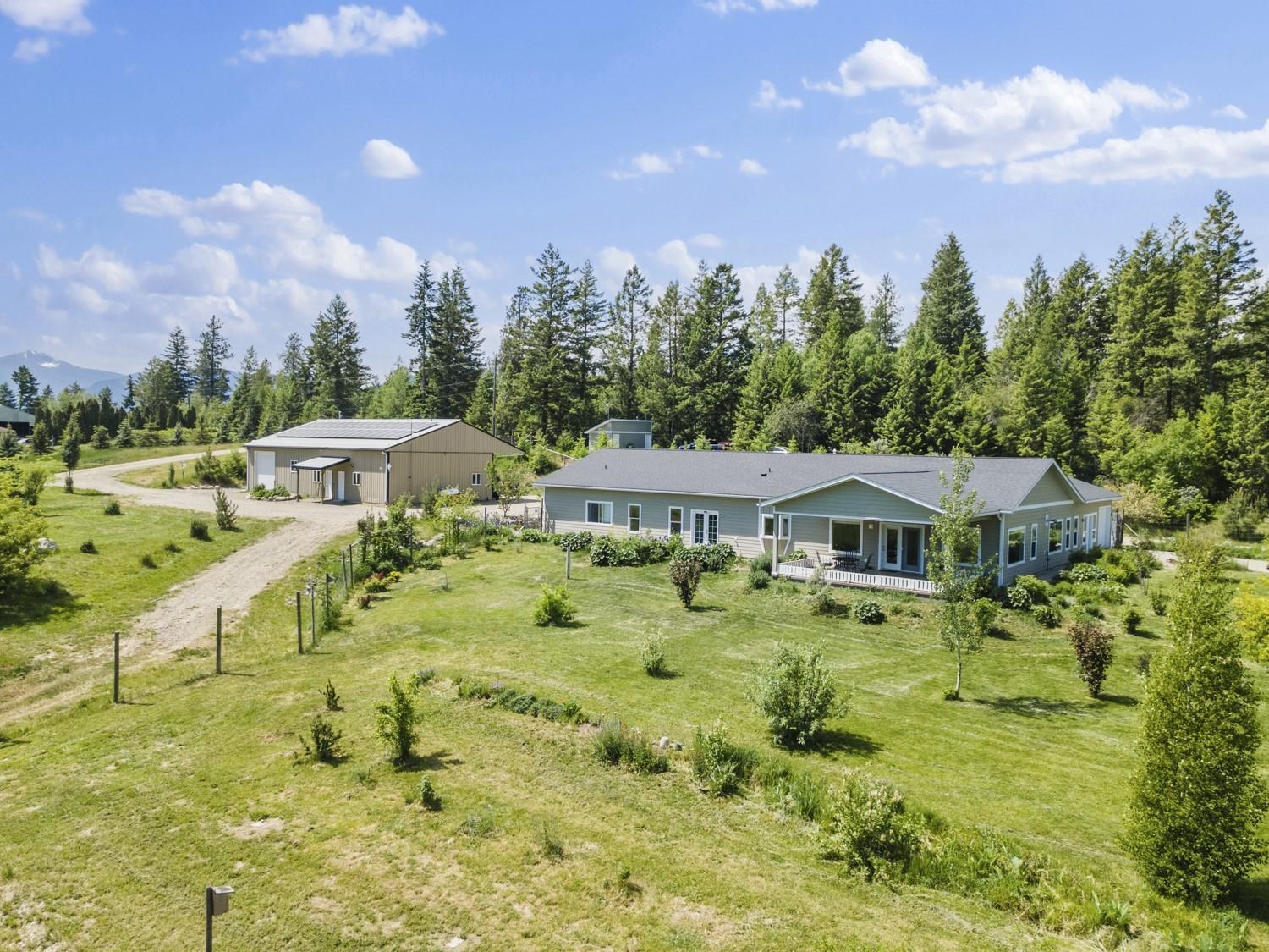 2110 30Th Street, Lister, BC - Outdoor With Deck Patio Veranda