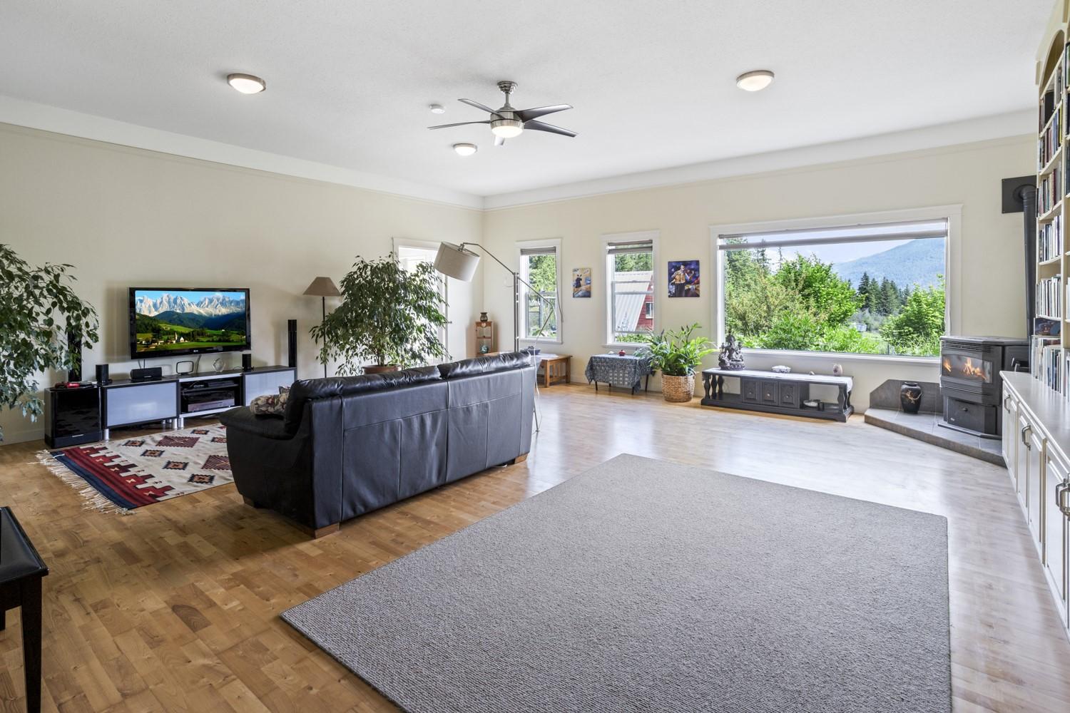 2110 30Th Street, Lister, BC - Indoor Photo Showing Living Room