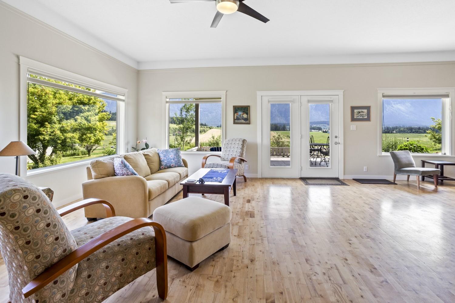 2110 30Th Street, Lister, BC - Indoor Photo Showing Living Room