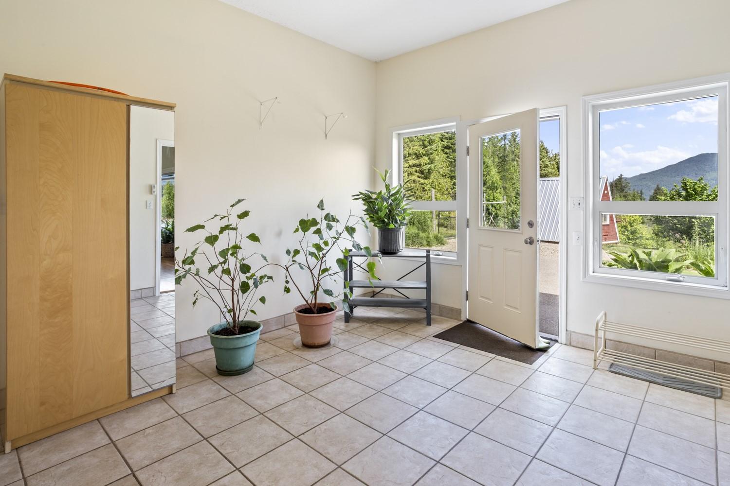 2110 30Th Street, Lister, BC - Indoor Photo Showing Other Room