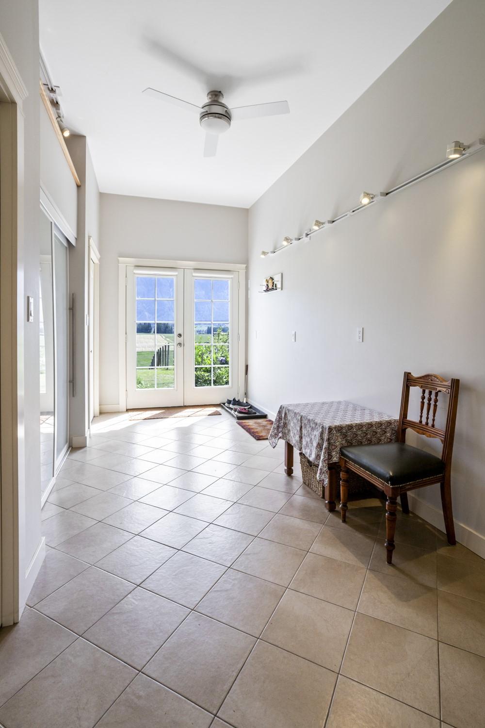 2110 30Th Street, Lister, BC - Indoor Photo Showing Other Room