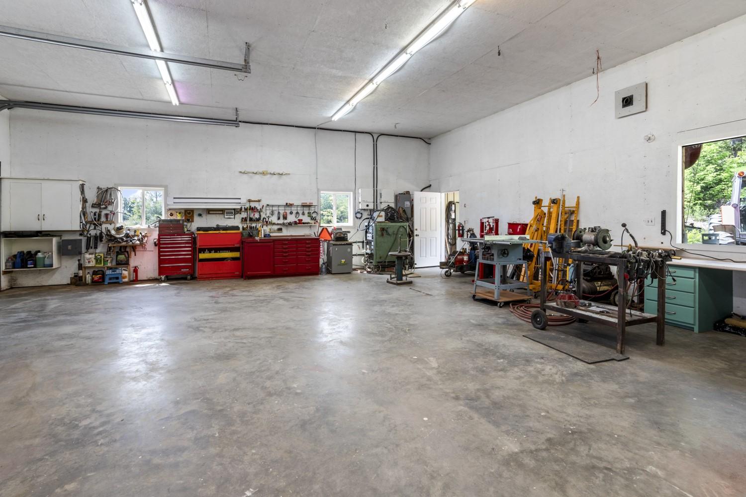 2110 30Th Street, Lister, BC - Indoor Photo Showing Garage