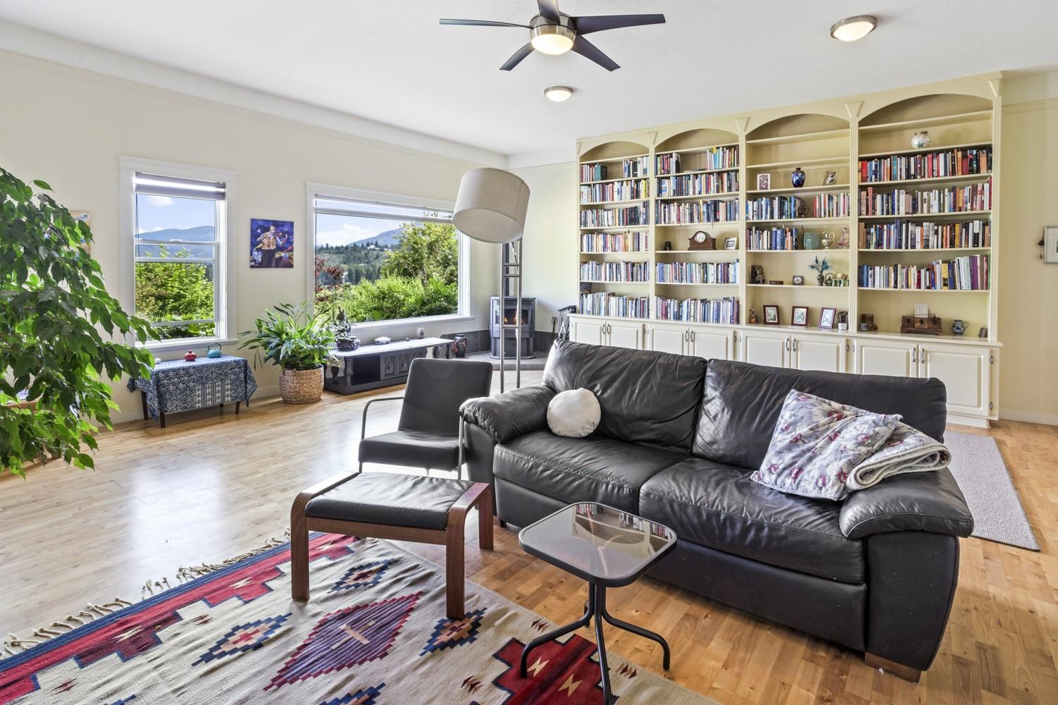 2110 30Th Street, Lister, BC - Indoor Photo Showing Living Room
