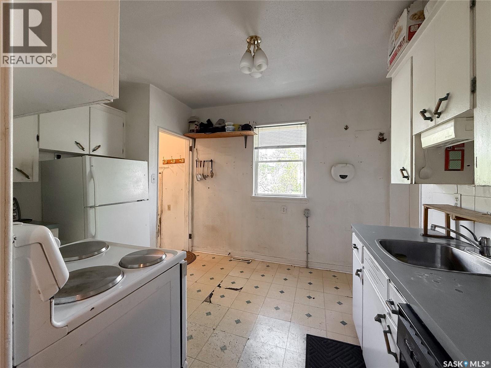 269 2Nd Avenue Ne, Swift Current, SK - Indoor Photo Showing Laundry Room