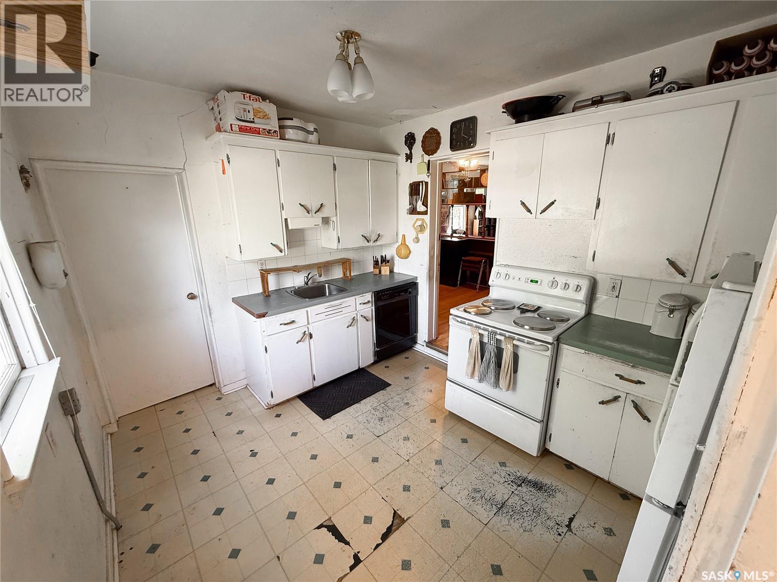 269 2Nd Avenue Ne, Swift Current, SK - Indoor Photo Showing Kitchen
