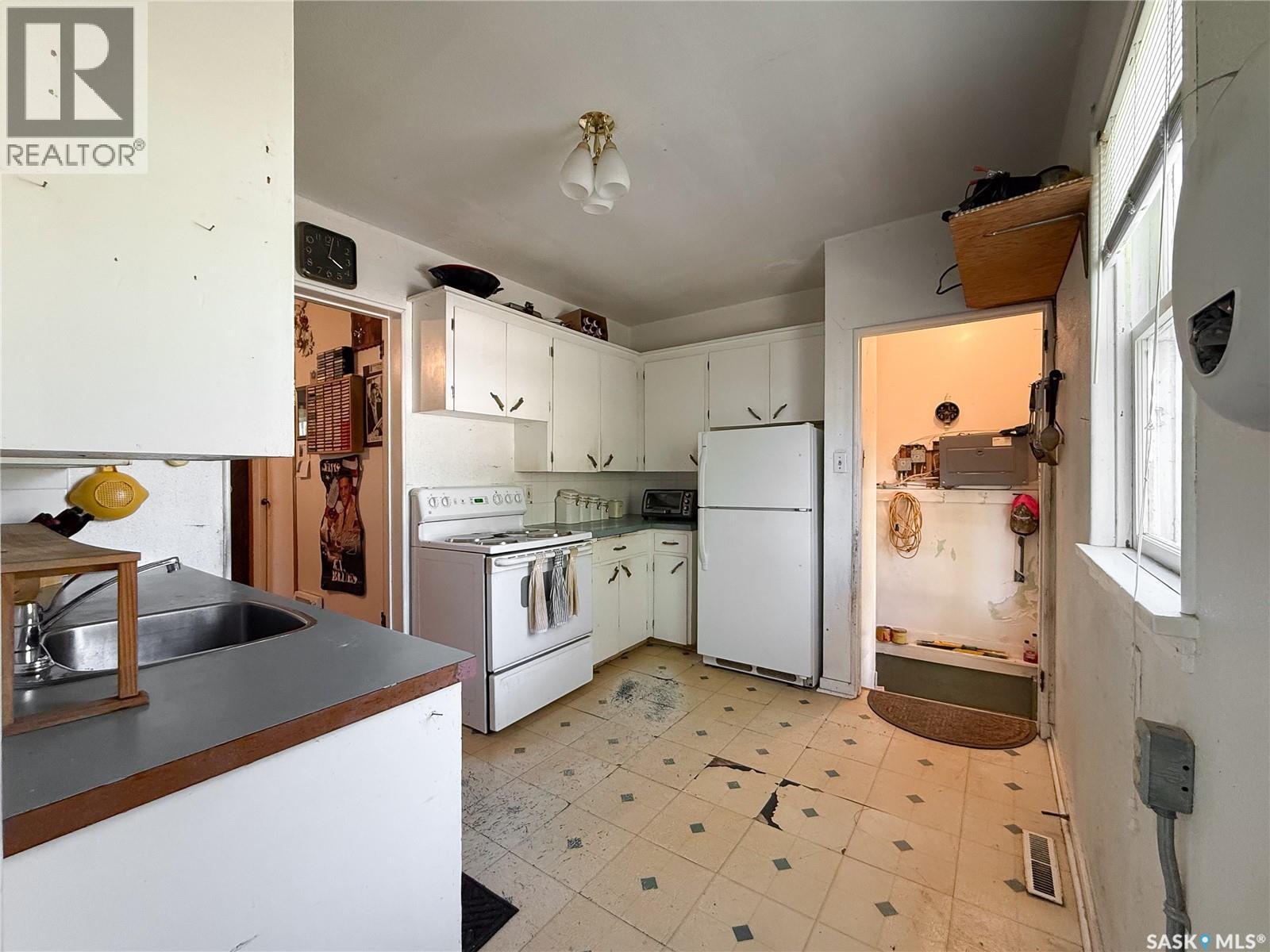 269 2Nd Avenue Ne, Swift Current, SK - Indoor Photo Showing Kitchen