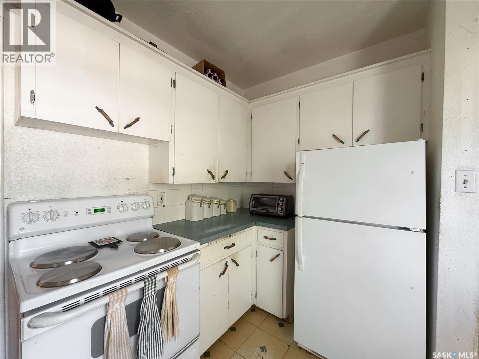 269 2Nd Avenue Ne, Swift Current, SK - Indoor Photo Showing Kitchen