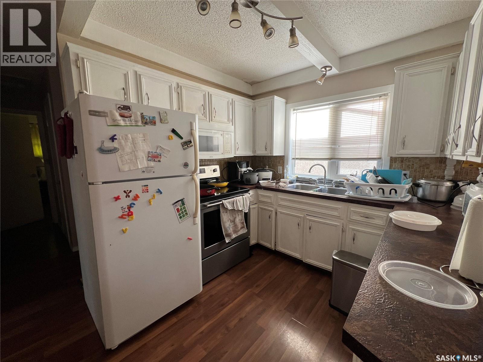 405 York Street, Regina, SK - Indoor Photo Showing Kitchen With Double Sink