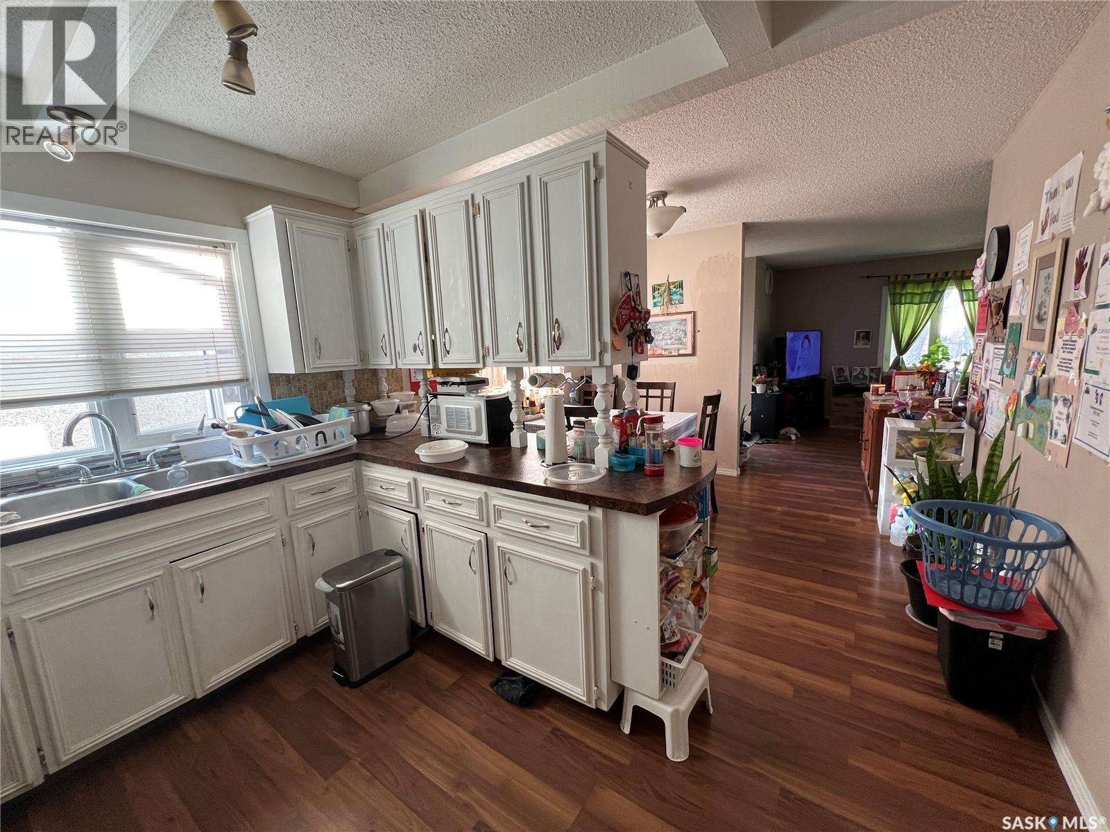 405 York Street, Regina, SK - Indoor Photo Showing Kitchen With Double Sink