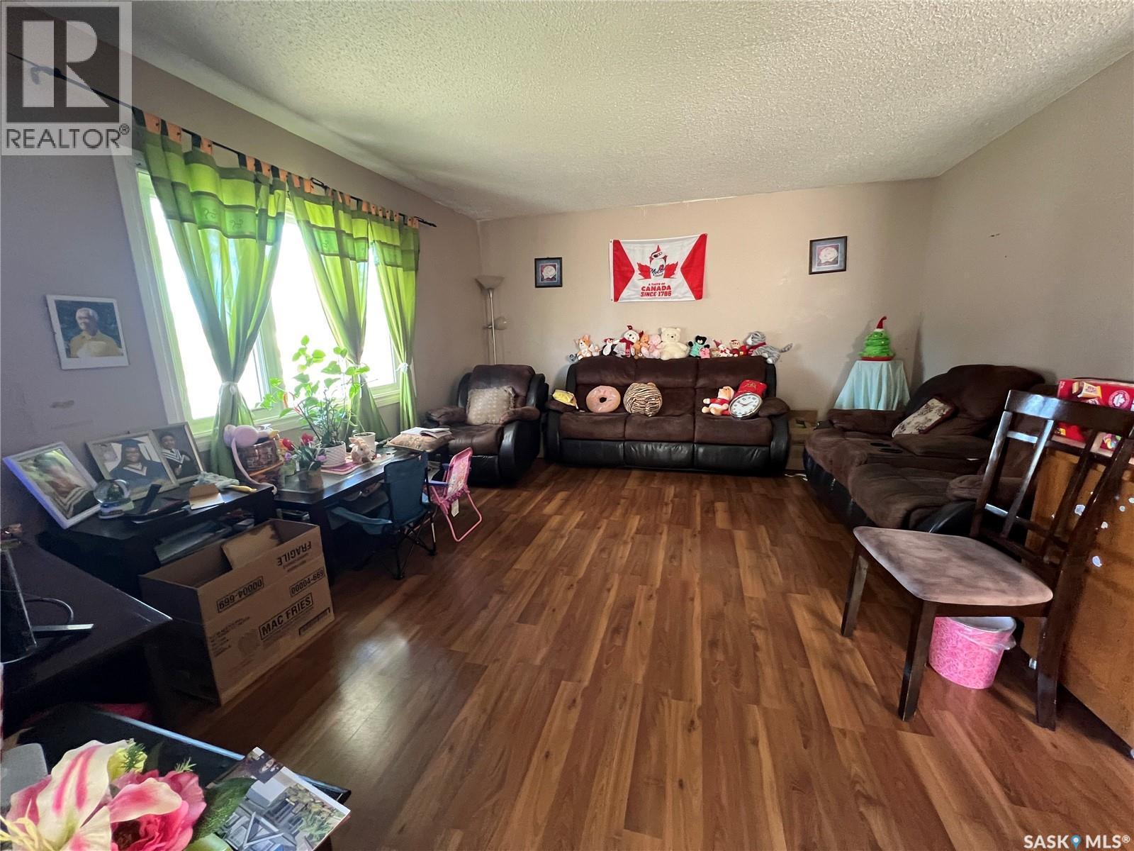 405 York Street, Regina, SK - Indoor Photo Showing Living Room
