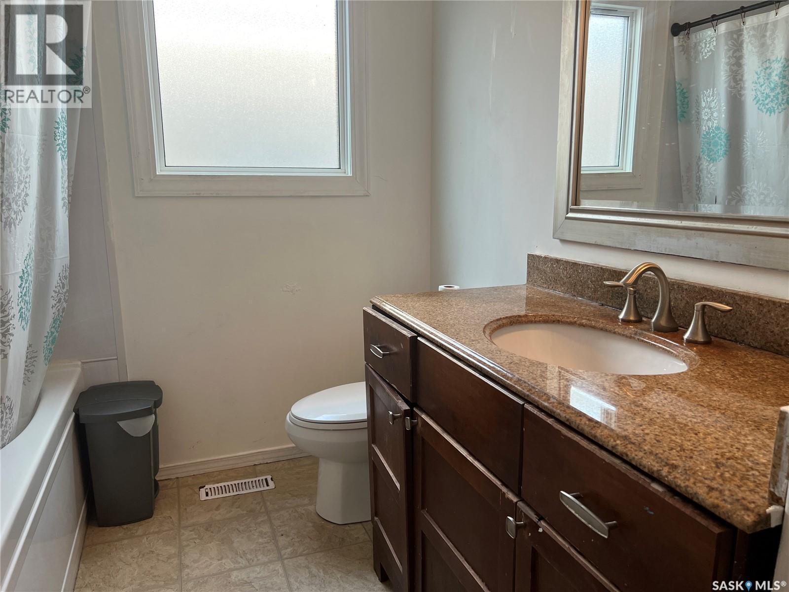 405 York Street, Regina, SK - Indoor Photo Showing Bathroom