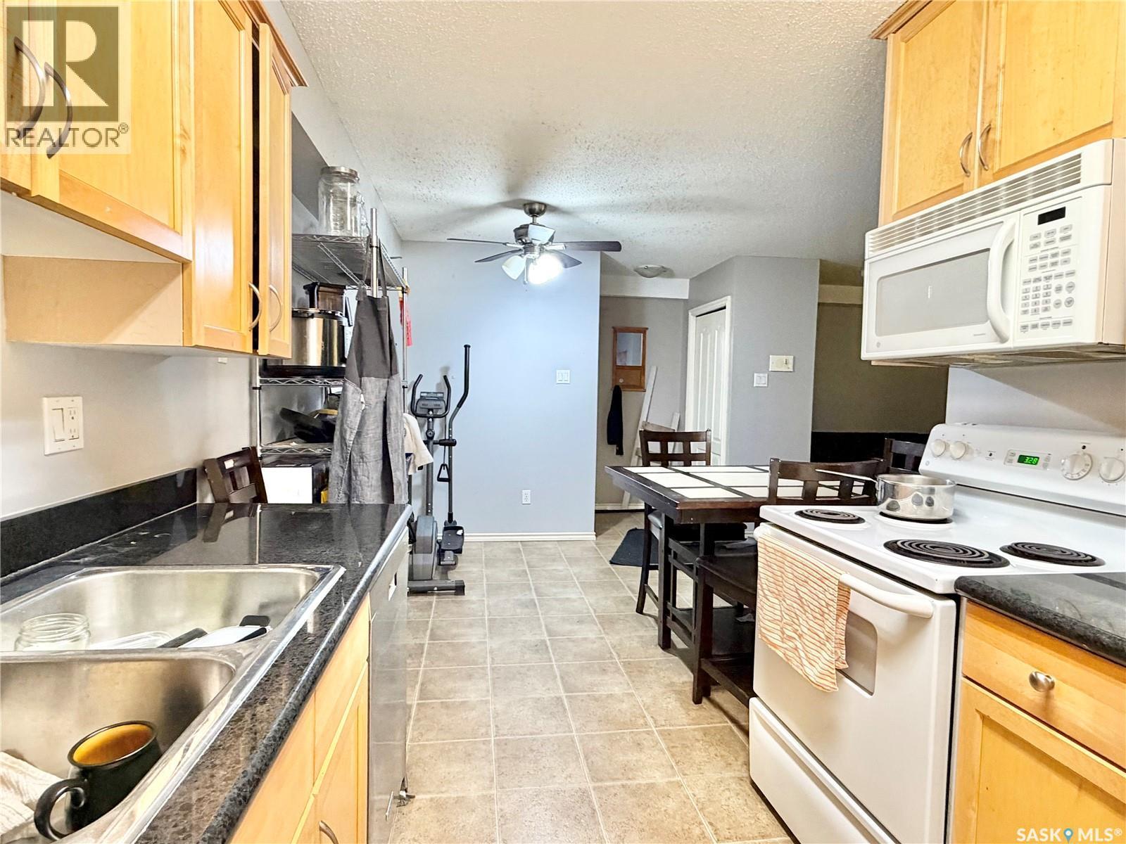 106A 1121 Mckercher Drive, Saskatoon, SK - Indoor Photo Showing Kitchen