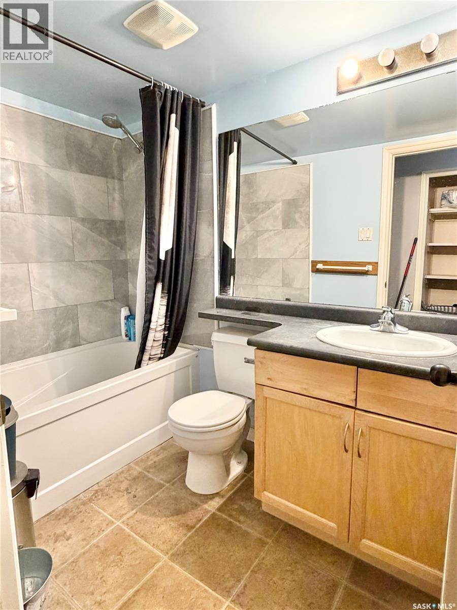 106A 1121 Mckercher Drive, Saskatoon, SK - Indoor Photo Showing Bathroom