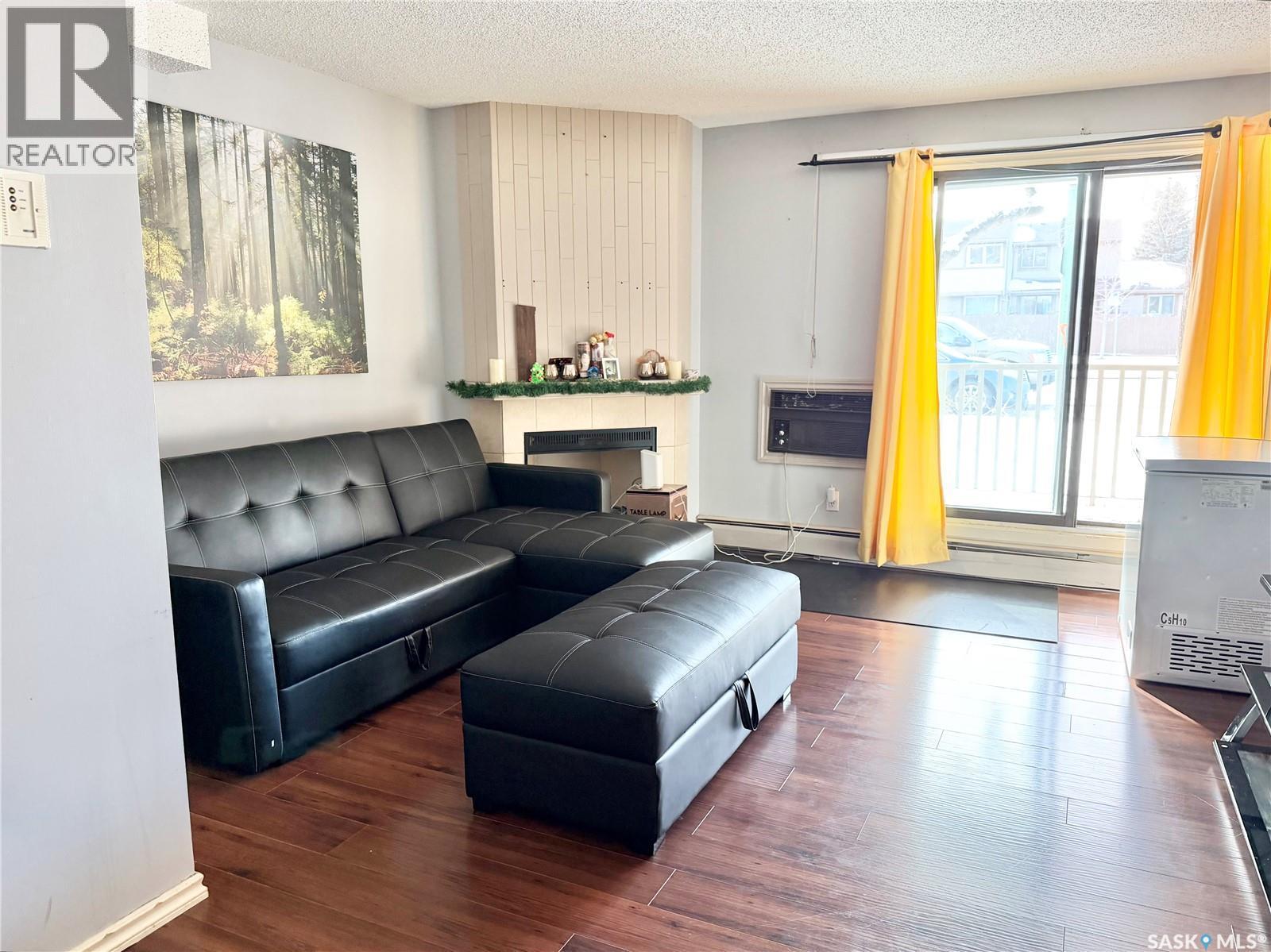 106A 1121 Mckercher Drive, Saskatoon, SK - Indoor Photo Showing Living Room