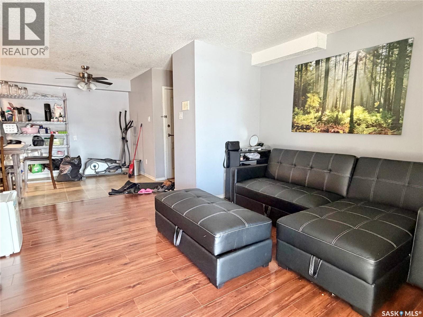 106A 1121 Mckercher Drive, Saskatoon, SK - Indoor Photo Showing Living Room