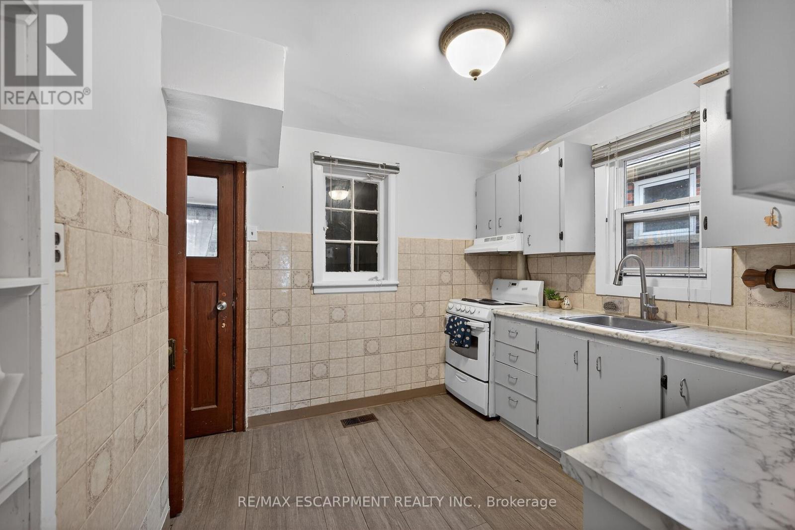 144 Hunter Street W, Hamilton, ON - Indoor Photo Showing Kitchen