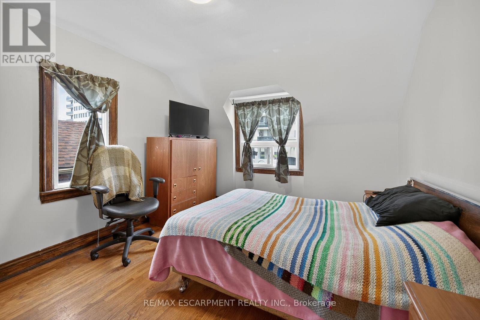 144 Hunter Street W, Hamilton, ON - Indoor Photo Showing Bedroom
