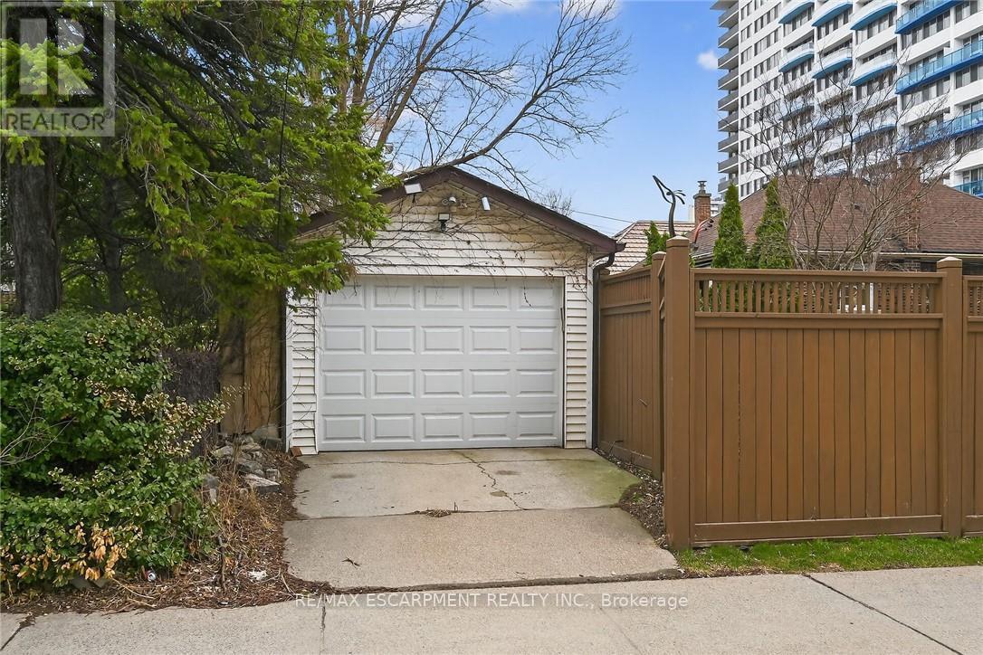 144 Hunter Street W, Hamilton, ON - Outdoor