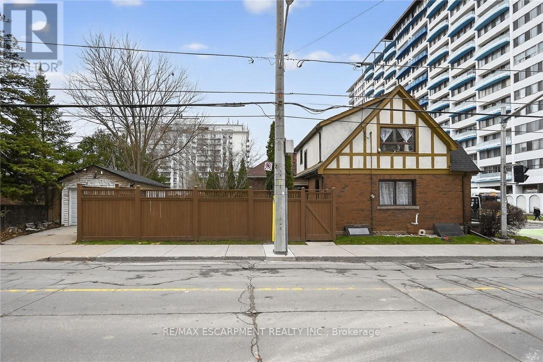 144 Hunter Street W, Hamilton, ON - Outdoor