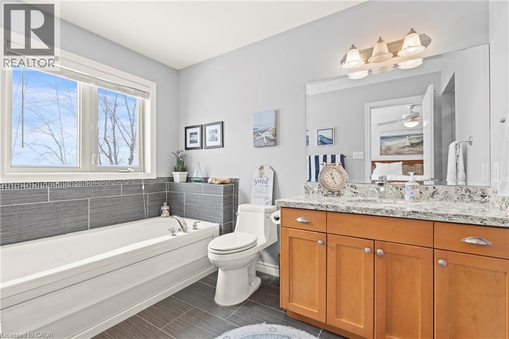 1069 Beach Boulevard, Hamilton, ON - Indoor Photo Showing Bathroom