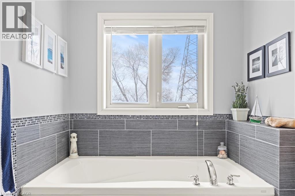 1069 Beach Boulevard, Hamilton, ON - Indoor Photo Showing Bathroom