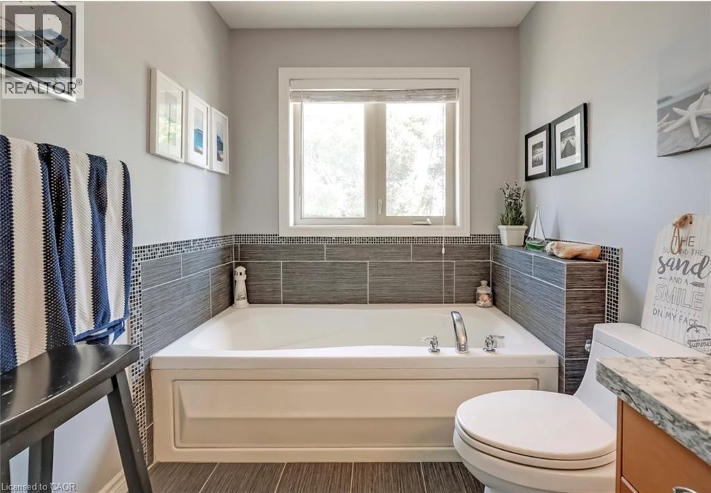 1069 Beach Boulevard, Hamilton, ON - Indoor Photo Showing Bathroom