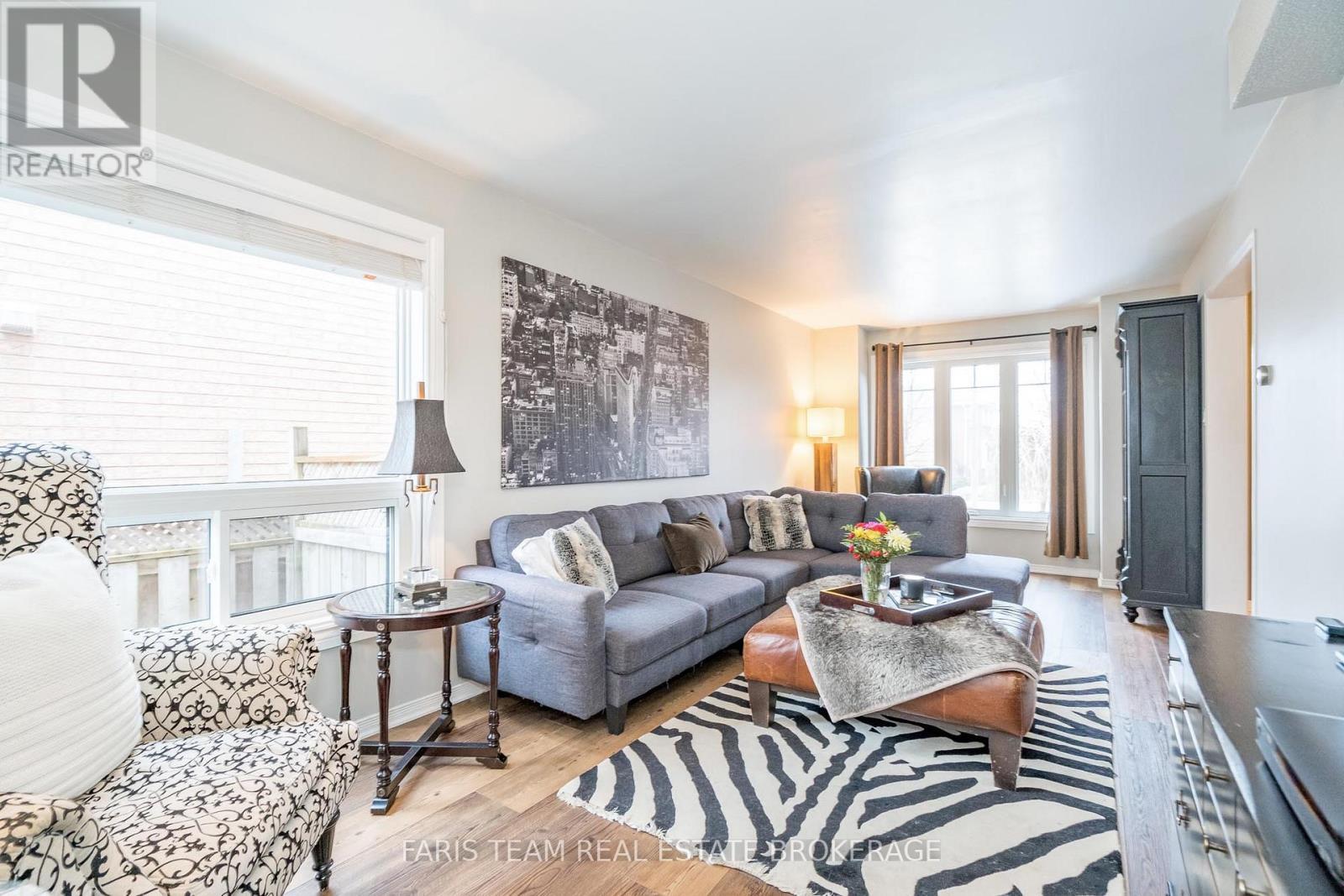 31 Etherington Crescent, Barrie, ON - Indoor Photo Showing Living Room