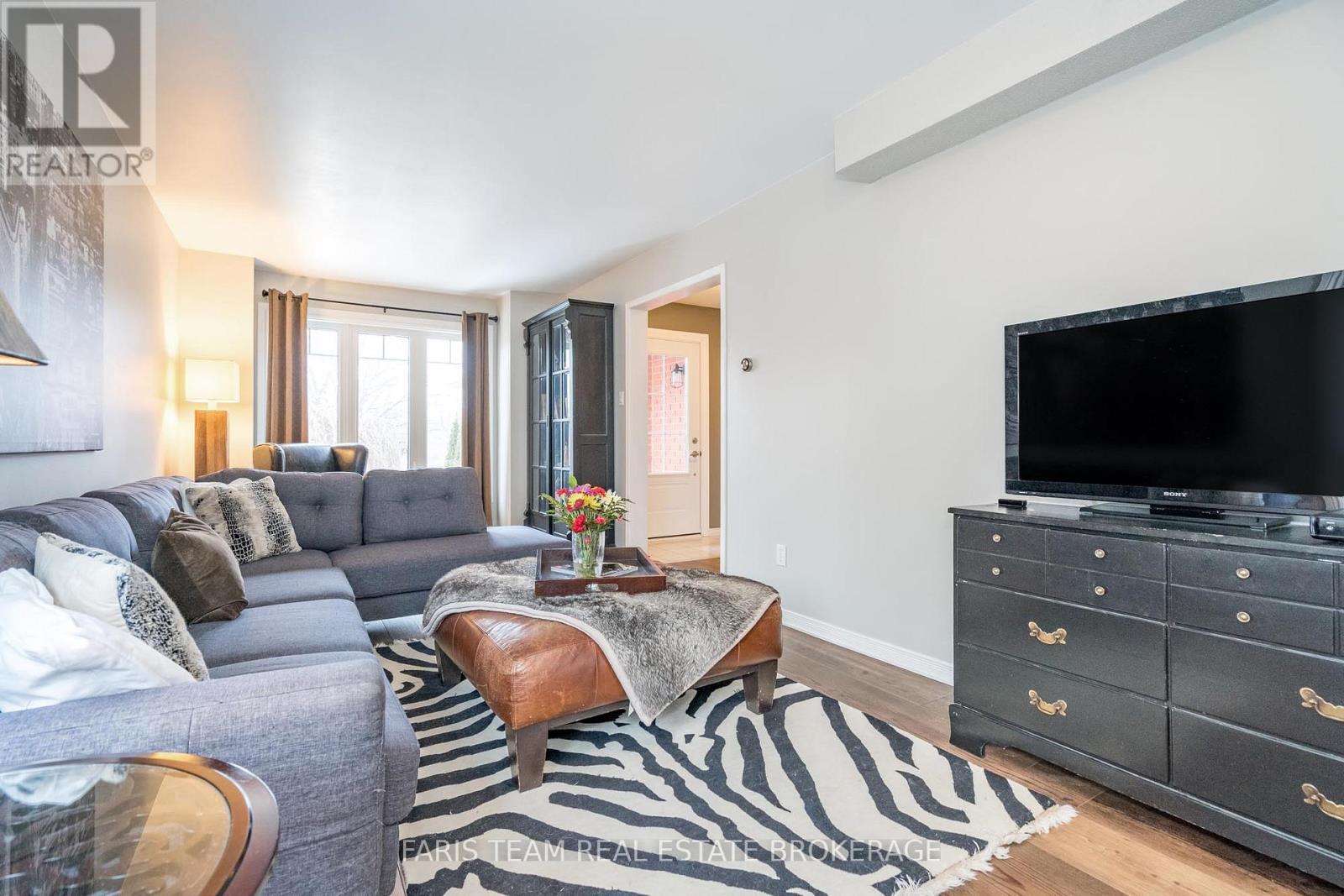 31 Etherington Crescent, Barrie, ON - Indoor Photo Showing Living Room