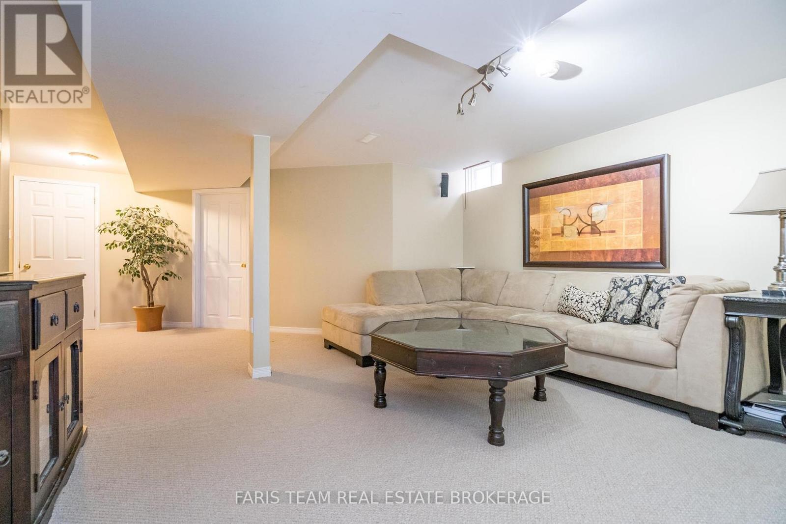 31 Etherington Crescent, Barrie, ON - Indoor Photo Showing Living Room