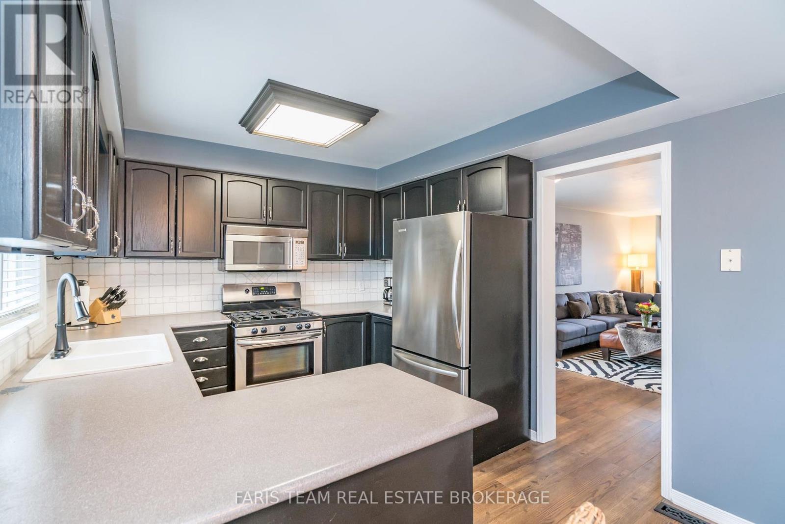 31 Etherington Crescent, Barrie, ON - Indoor Photo Showing Kitchen