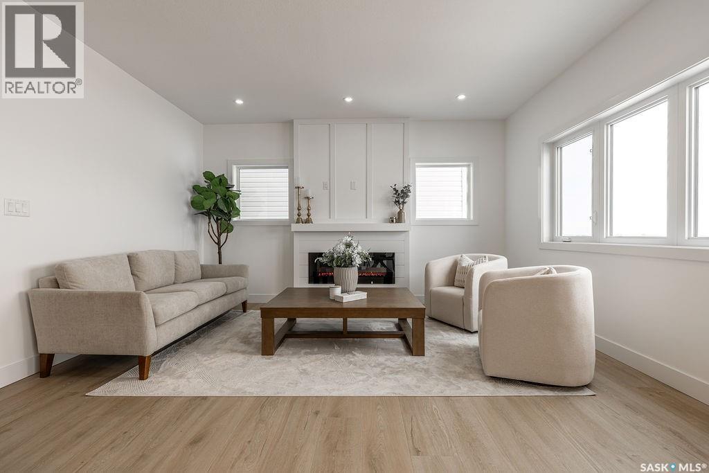 307 Sharma Crescent, Saskatoon, SK - Indoor Photo Showing Living Room