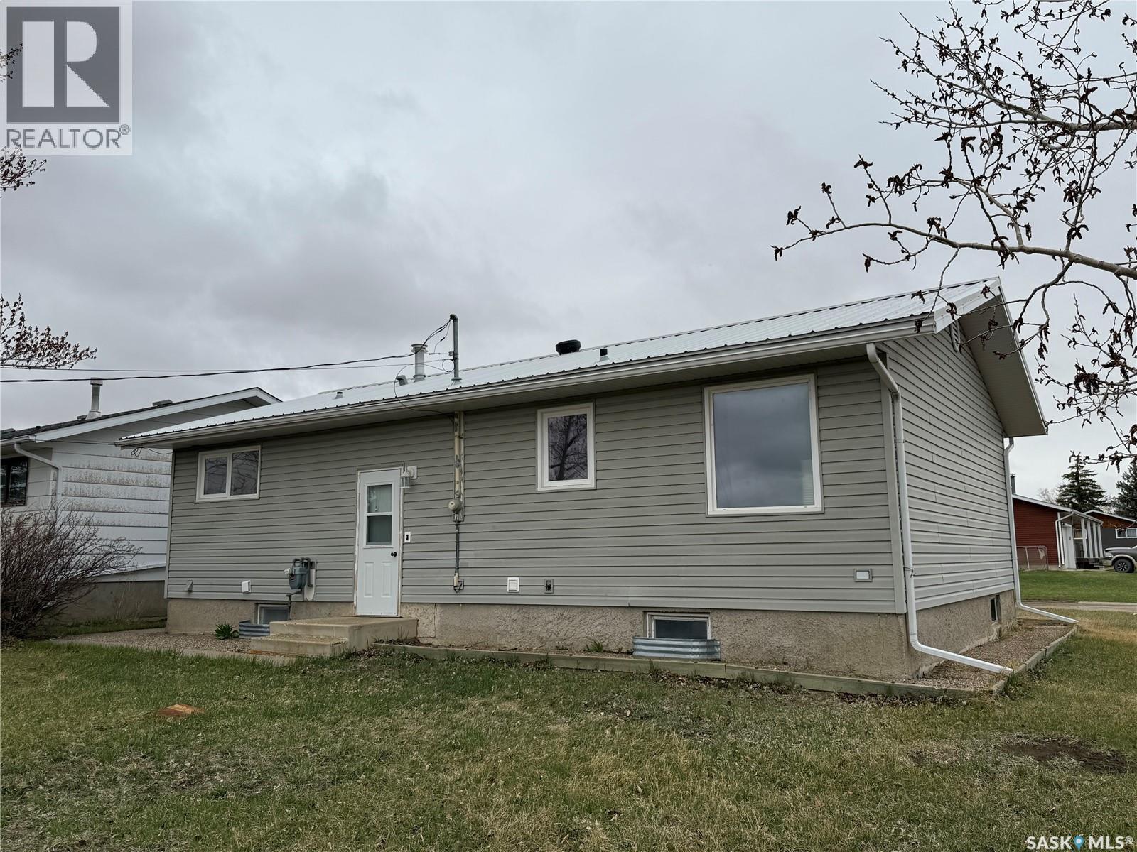 970 Larson Crescent, Eston, SK - Outdoor
