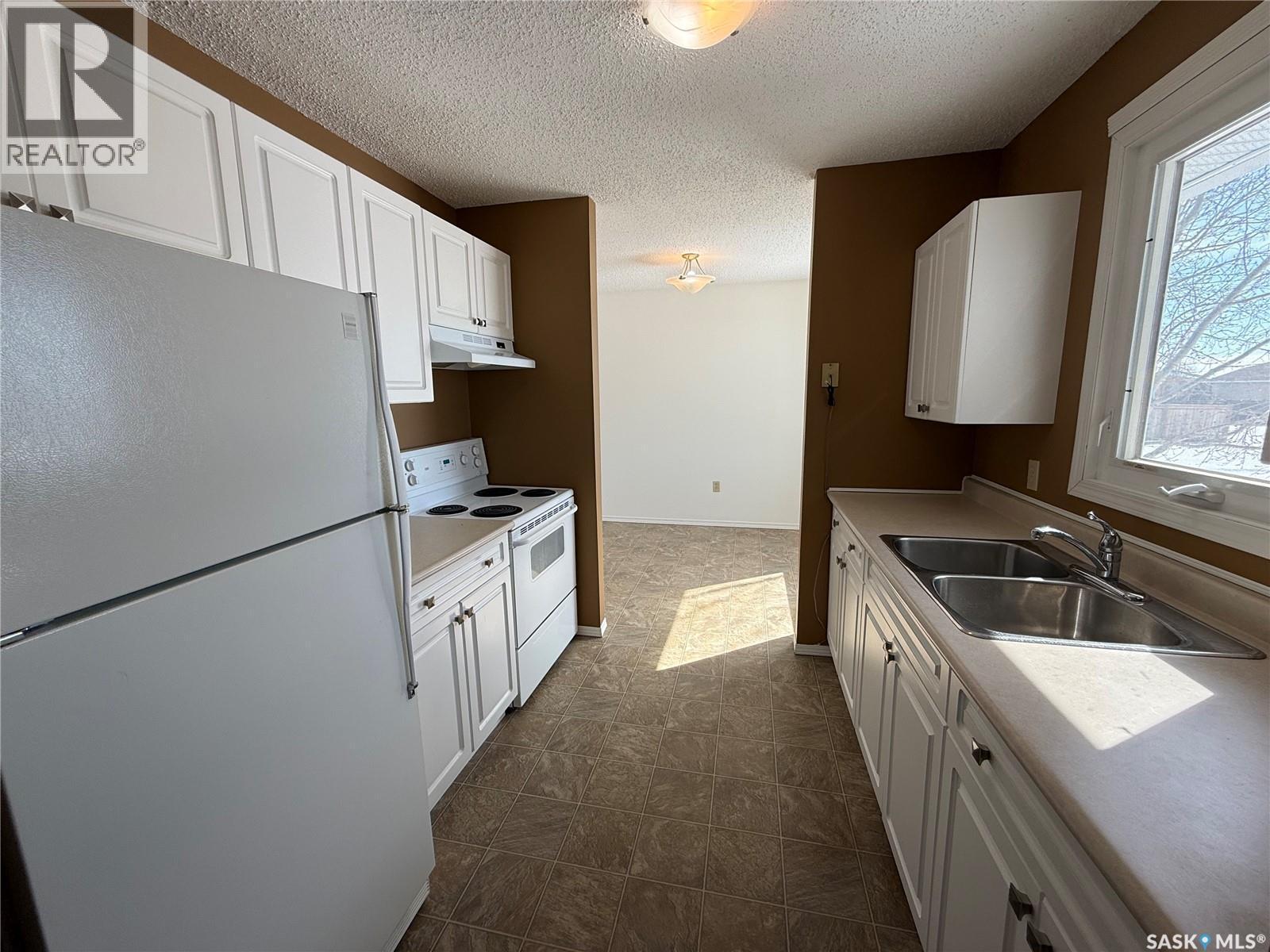 970 Larson Crescent, Eston, SK - Indoor Photo Showing Kitchen With Double Sink