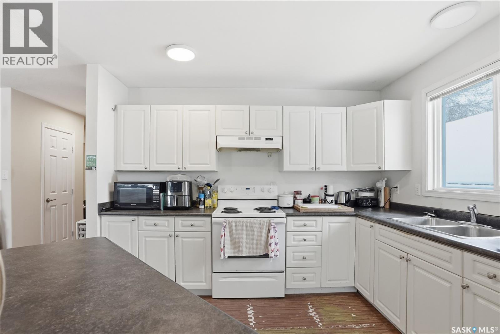 222 V Avenue S, Saskatoon, SK - Indoor Photo Showing Kitchen With Double Sink