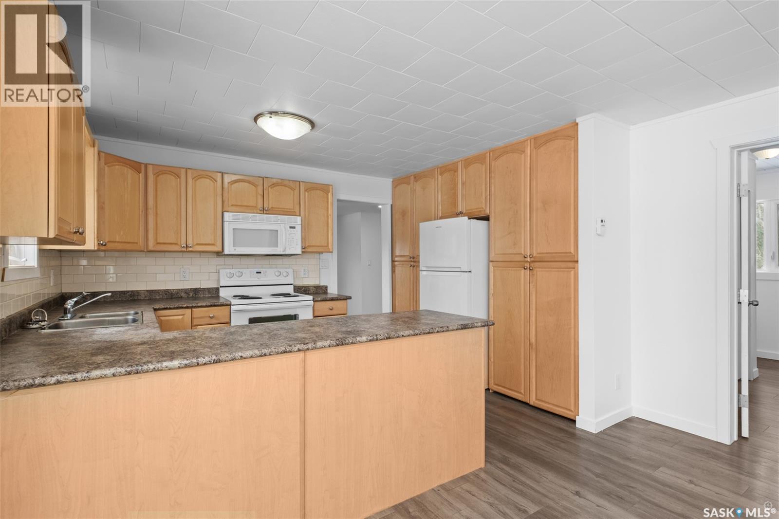 125 Central Avenue S, Christopher Lake, SK - Indoor Photo Showing Kitchen With Double Sink